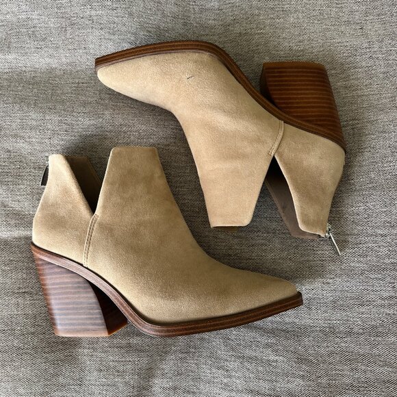 LIKE NEW! Vince Camuto Gigietta Ankle Suede Bootie in Tortilla Tan Beige Size 7 - Picture 11 of 11